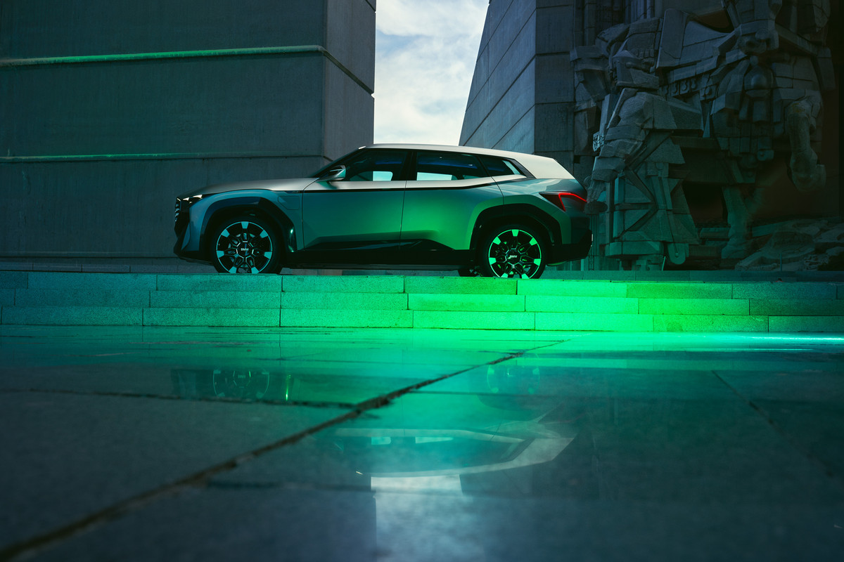 P90445514_highRes_bmw-concept-xm-11-21