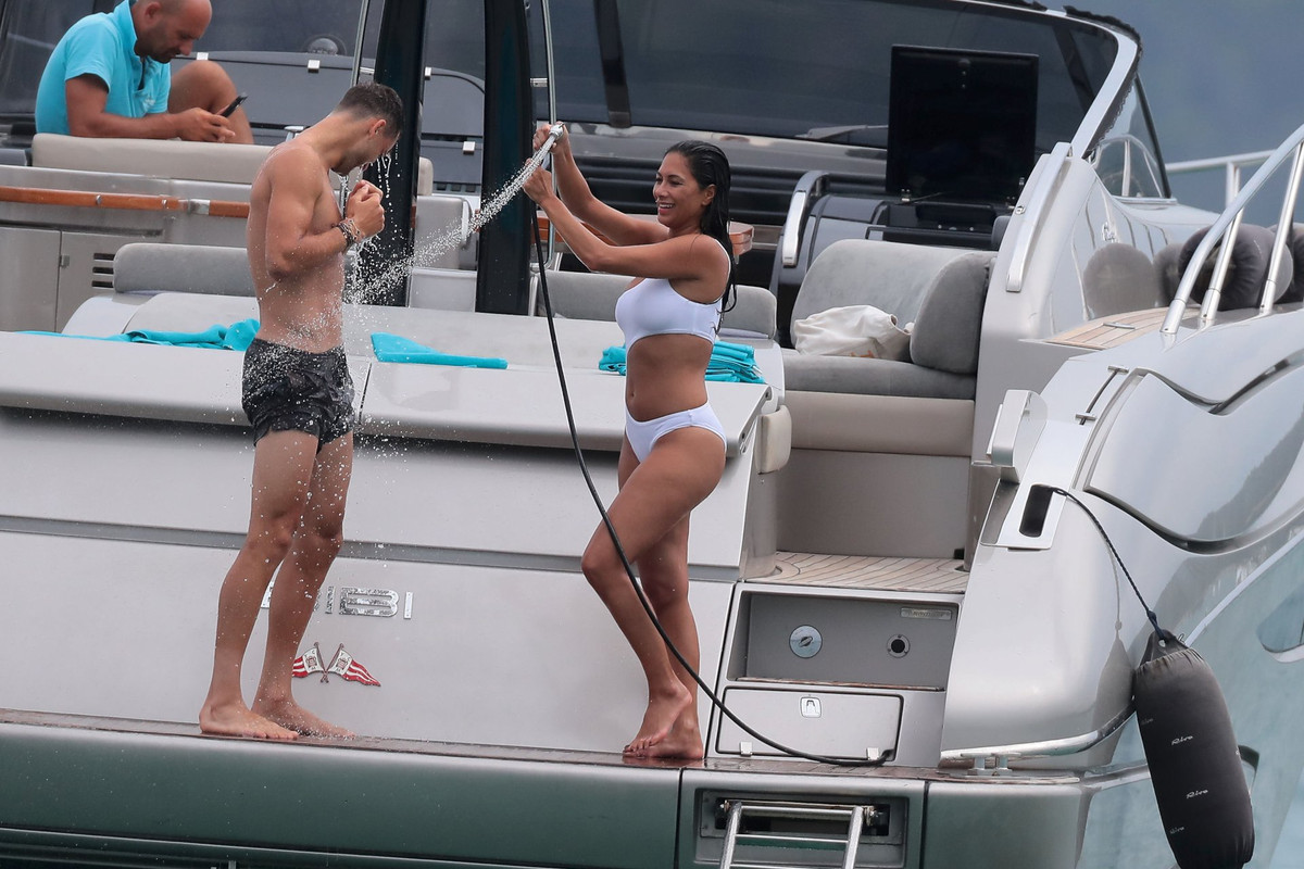 Nicole-Scherzinger-White-Swimsuit-18