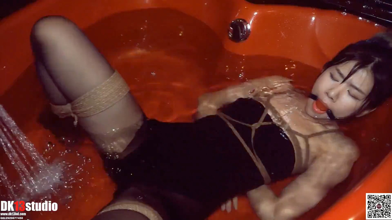 DK13美束 夏沫水中束缚.mp4_20200317_131244.095