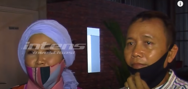 Umi Kalsum dan Abdul Rozak bela Ayu Ting Ting.