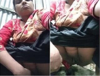 Pussy-fingering village bhabhi before taking a naked bath