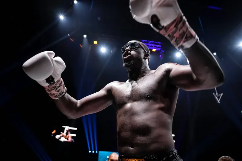 Звезда на GLORY се преби с тротинетка