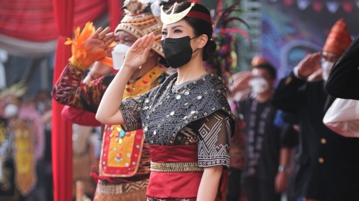 Wamenparekraf, Angela Tanoesoedibjo kenakan baju adat Rote, Nusa Tenggara Timur. saat upacara perayaan HUT RI ke-77.