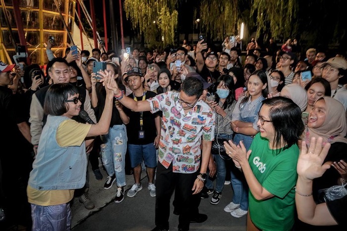Potret Menparekraf Sandiaga Uno mengunjungi Pasar Malem bertajuk 'Hiburan Asli Tjap Indonesia' di Plaza Barat GBK Senayan, Sabtu (4/3/2023).