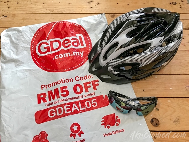 topi keledar basikal dan cermin mata
