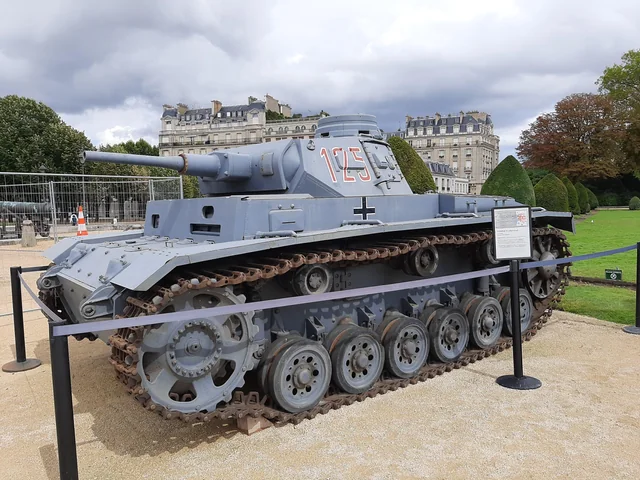 Chars et blindes dans les musees-divers - Page 30 German-panzer-iii-outside-h-tel-des-invalides-war-museum-in-v0-hqqr8henipxc1