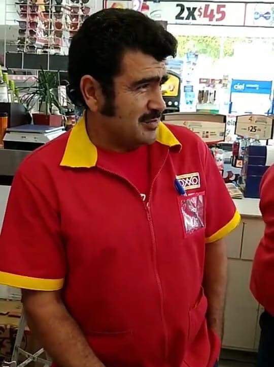 Vicente Fernández revive como empleado de Oxxo y se hace viral en redes sociales