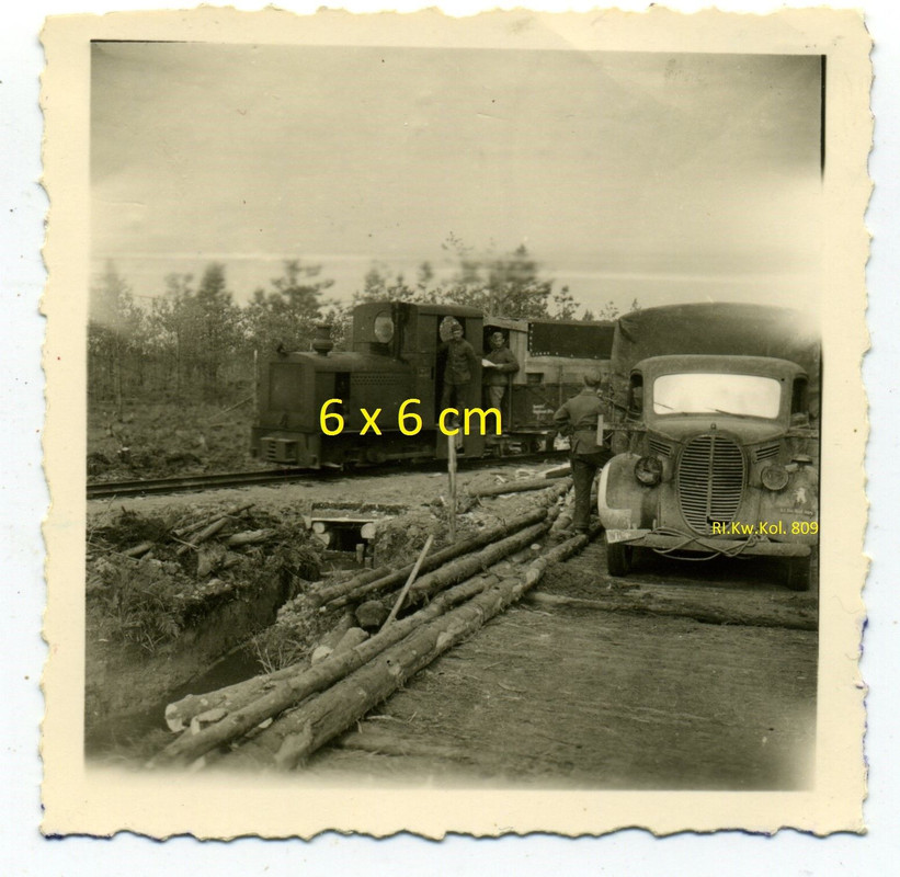 Feldbahn bei Demjansk voll mit Gefangenen LKW Wappen Bär Russlan