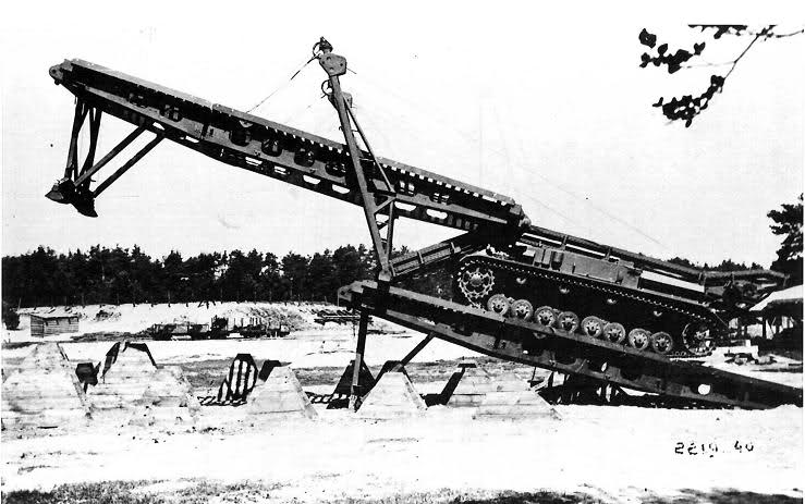 Bruckenleger ausf B lanzando el puente sobre obstáculos de la Línea Sigfrido Bruckenleger ausf B lanzando el puente sobre obstáculos de la Línea Sigfrido