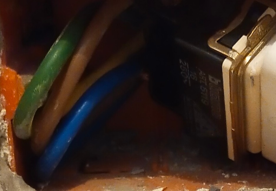 foto fili dentro scatola presa 16A