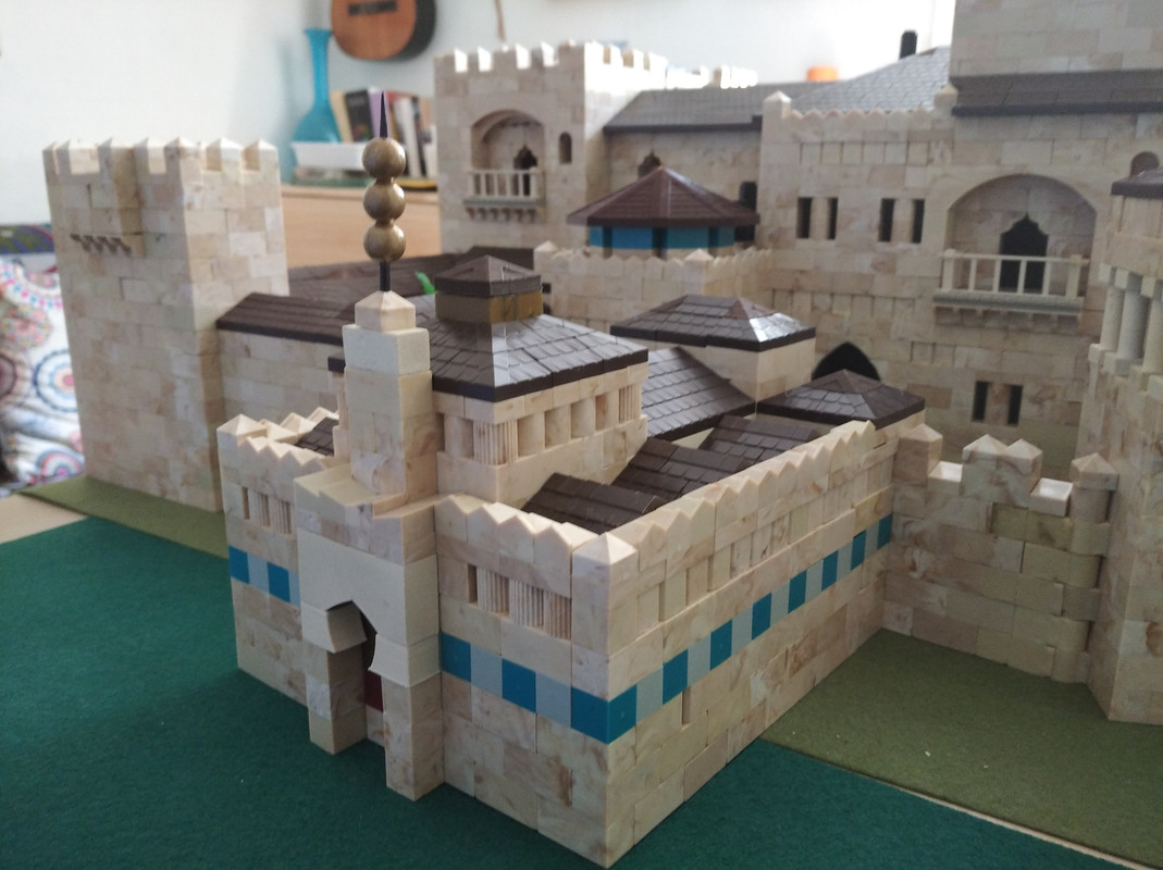 Adosada al palacio (1)