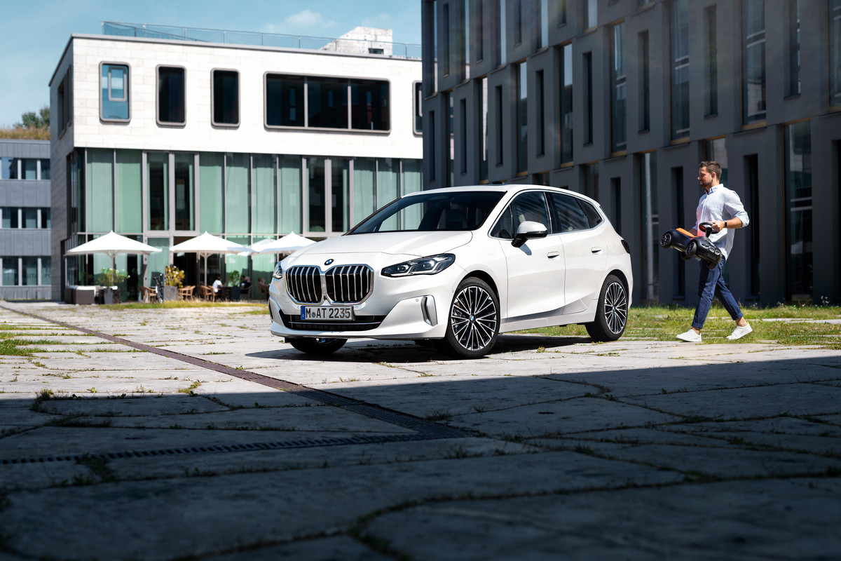 P90437736_highRes_the-all-new-bmw-223i