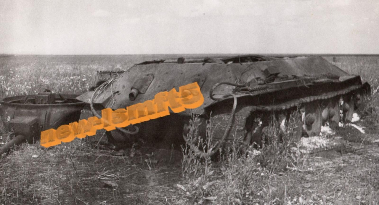 Panzer tank T34 Turm abgesprengt zerstört Ostfro