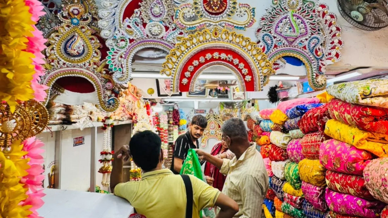 দুর্গাপূজার প্রস্তুতিতে ব্যস্ত পুরান ঢাকা, বেড়েছে সাজসজ্জার খরচ