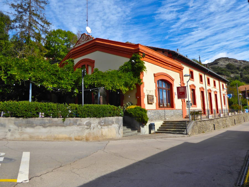 Parc del Torrent - ombra i bancs