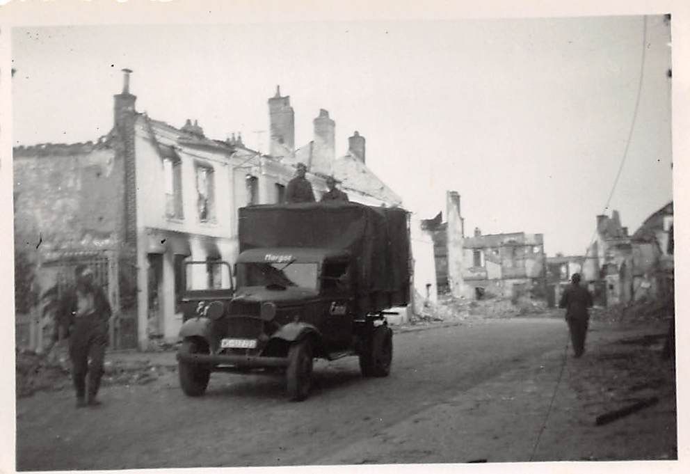 LKW Ford Margot auf zerstörten Strasse in Yvetot