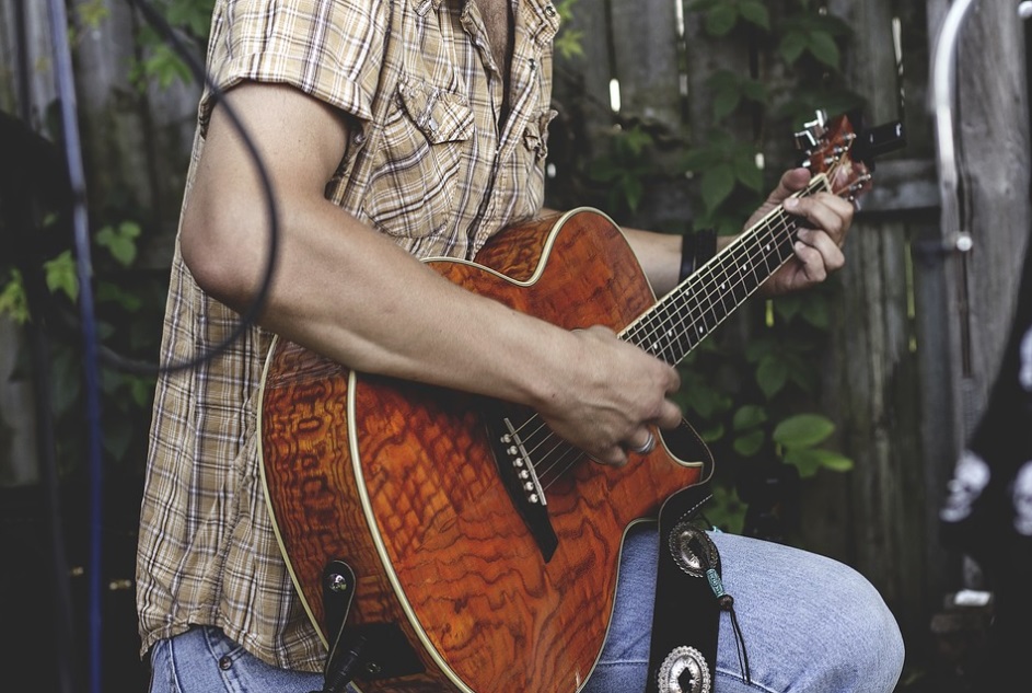 temalik-gitar-calan-erkek-resimleri-11.jpg