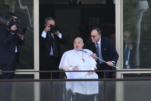 Il saluto ai fedeli, la sosta a Santa Maria Maggiore: il Papa è tornato a casa dans Articoli di Giornali e News Il-Papa-affacciato-al-balcone-del-Gemelli-Ansa