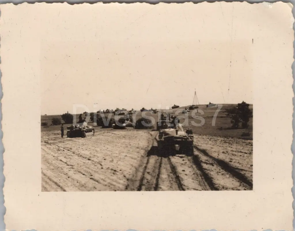 Foto a Nachl. Uffz H Gollner Panzer-Regt. 4, Panzer vor Tolpino, 01 D-83