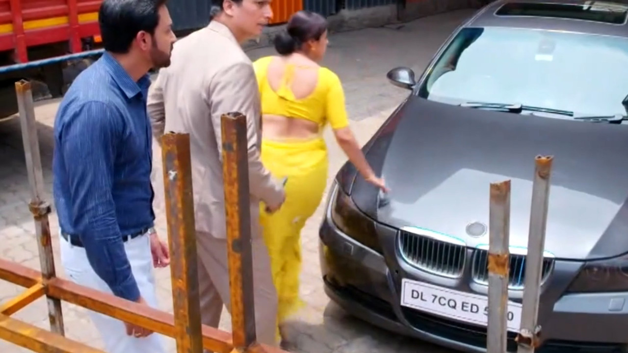 Deepika singh hot sexy boobs ,tummy,ass in saree.mp4_snapshot_00.10.334