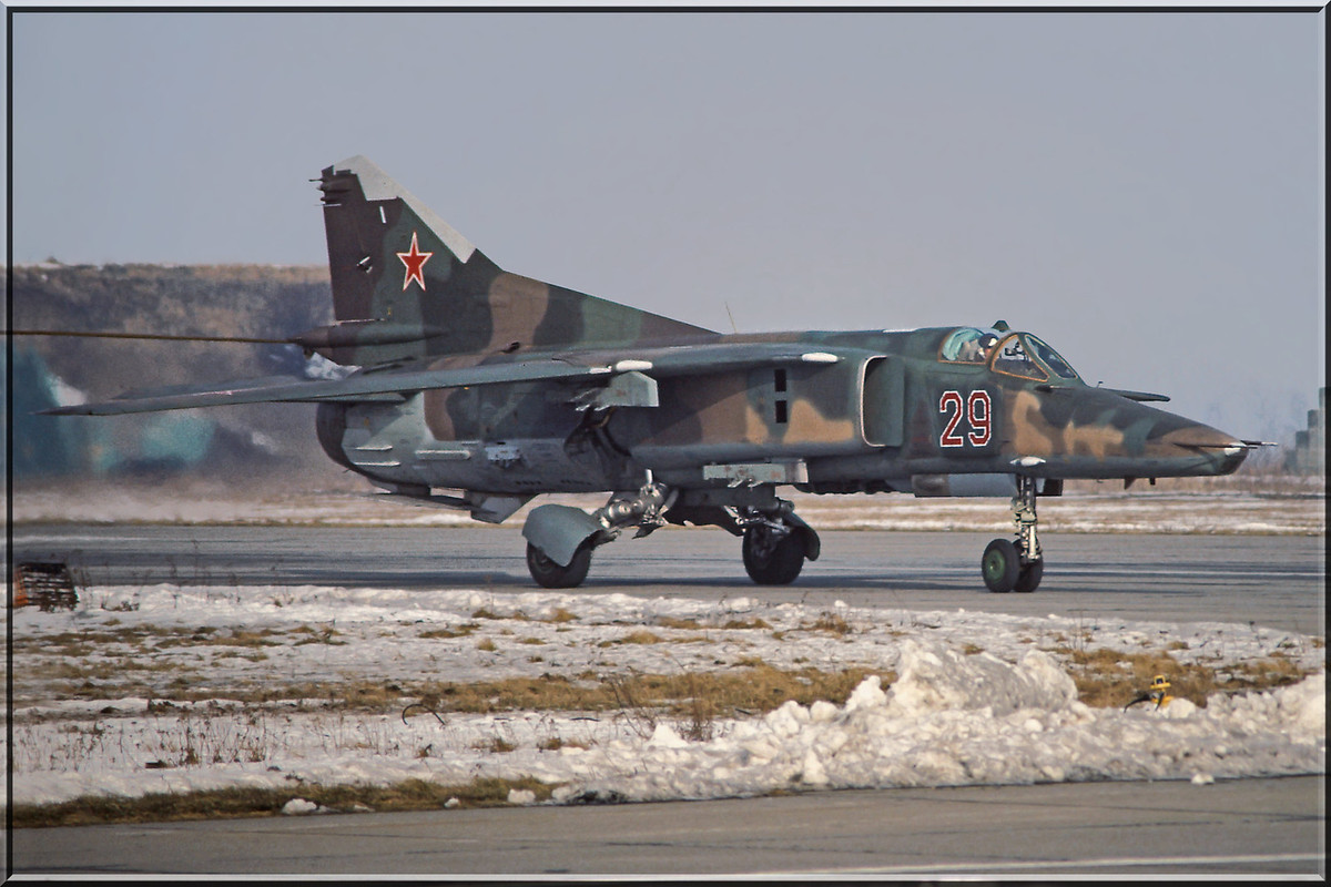296 APIB Mig-27D 29 Red_ 61912555170, Winter 1992-1993