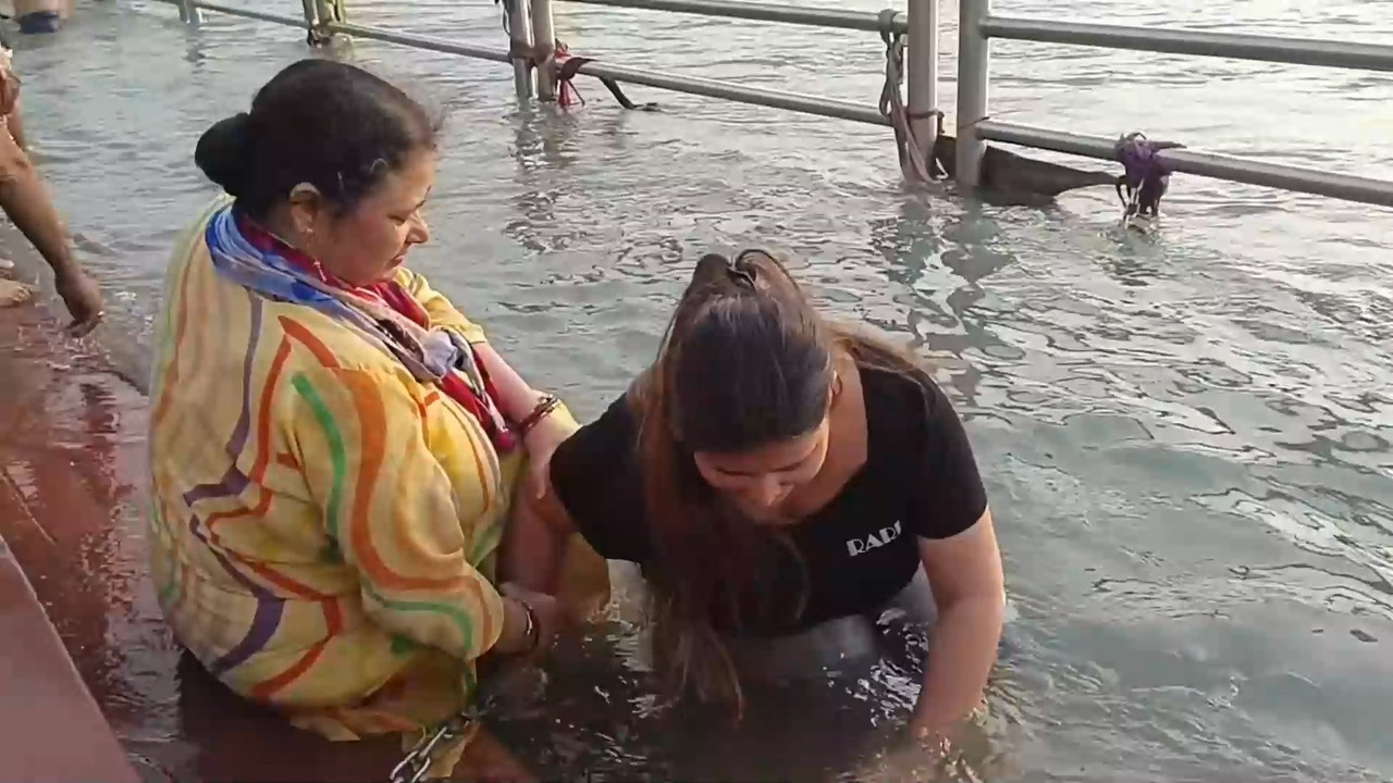 Chubby desi girl huge boobs cleavage in wet black tshirt.mkv_snapshot_00.40.000