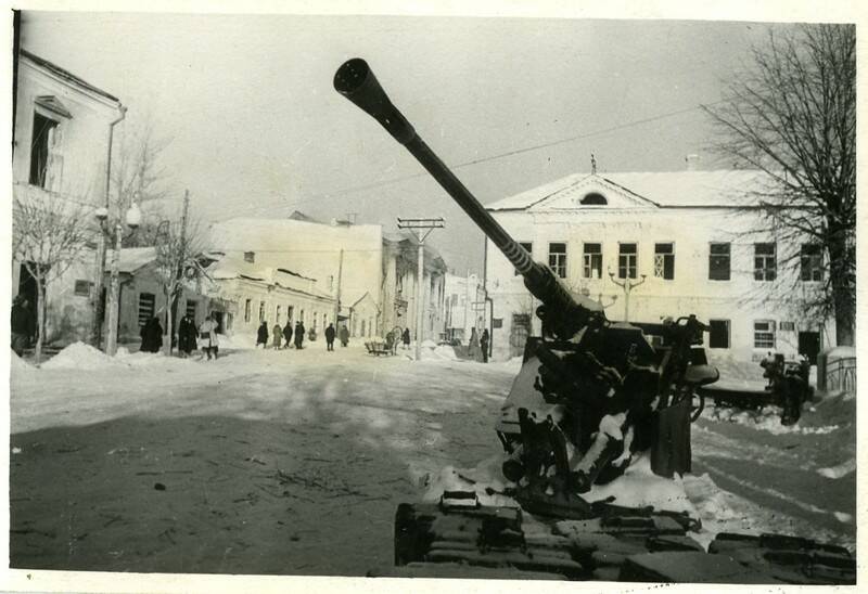 Немецкое орудие, брошенное при отступлении из города Калуги.