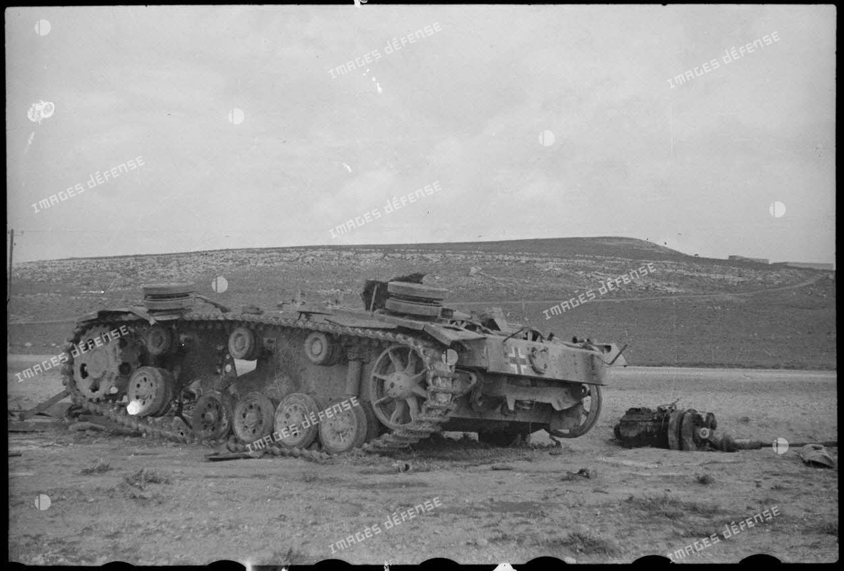Epave d'un char moyen allemand Panzer-III sur le champ de bataille de Kasserine (2)