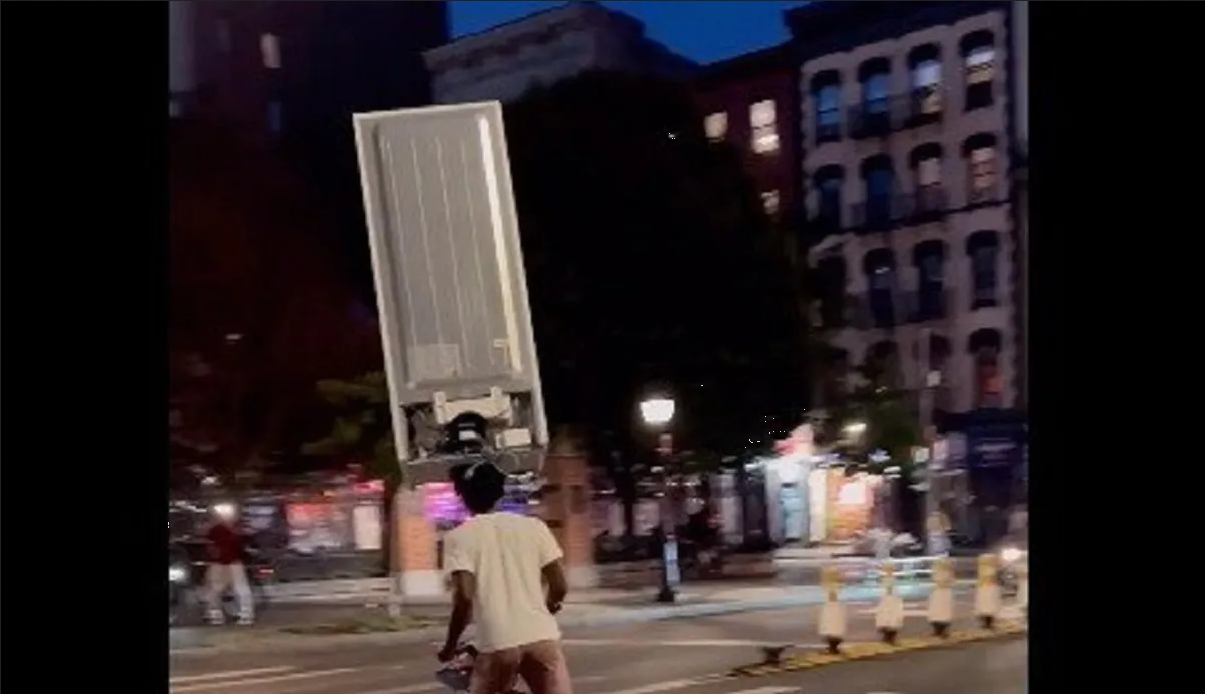 Joven se vuelve viral tras cargar un refrigerador completo con su cabeza