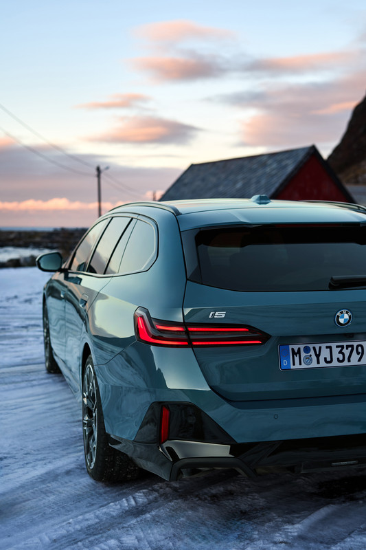 P90537279_highRes_the-new-bmw-i5-edriv