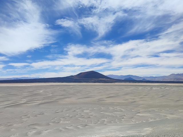 CAMPO DE PIEDRA POMEZ. LAGUNA, VOLCAN Y SALAR CARACHI PAMPA. - ARGENTINA INFINITA II/ TORRES DEL PAINE (9)