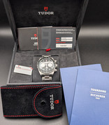 PXL 20251121 225139840