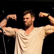 Chris-Hemsworth-superficial-guys-66