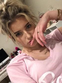 [Image: 714879693-amateur-selfies-13123-518279.jpg]