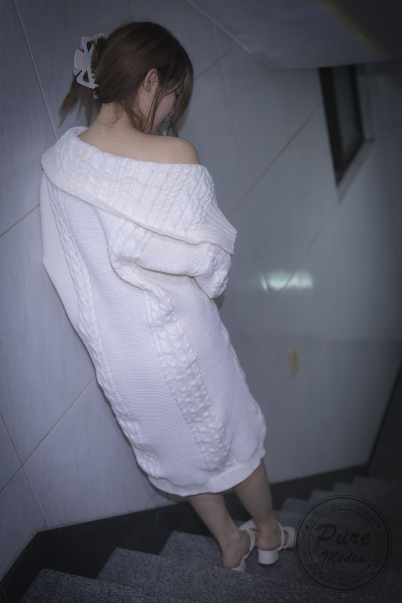 Yeha（예하）《浅色系针织长裙》写真，夜晚街道，温柔与氛围感美女欣赏插图3